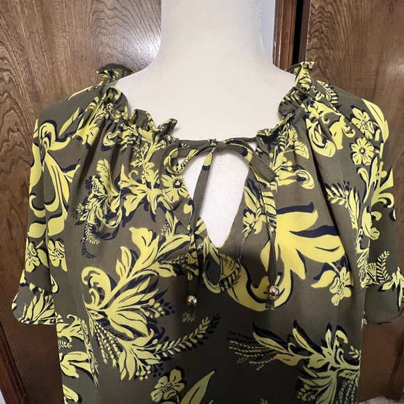 Liz Claiborne multicolored scoop neck short sleeve blouse with tie front - Picture 2 of 4